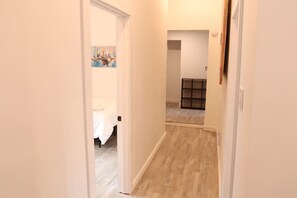 Een strijkplank/strijkijzer, reisbedje, wifi, beddengoed