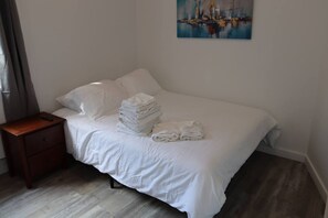 Een strijkplank/strijkijzer, reisbedje, wifi, beddengoed