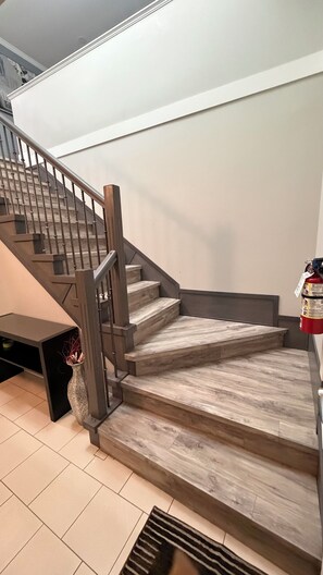 Una escalera con escalones de madera y barandillas de metal.