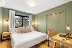 1 dormitorio, tabla de planchar con plancha, wifi y ropa de cama