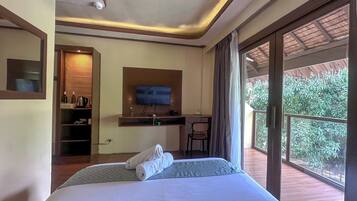 Camera Deluxe, vista piscina | Una scrivania, postazione laptop, tende oscuranti, Wi-Fi gratuito