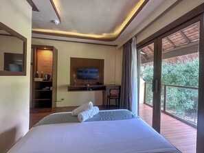 Camera Deluxe, vista piscina | Una scrivania, postazione laptop, tende oscuranti, Wi-Fi gratuito