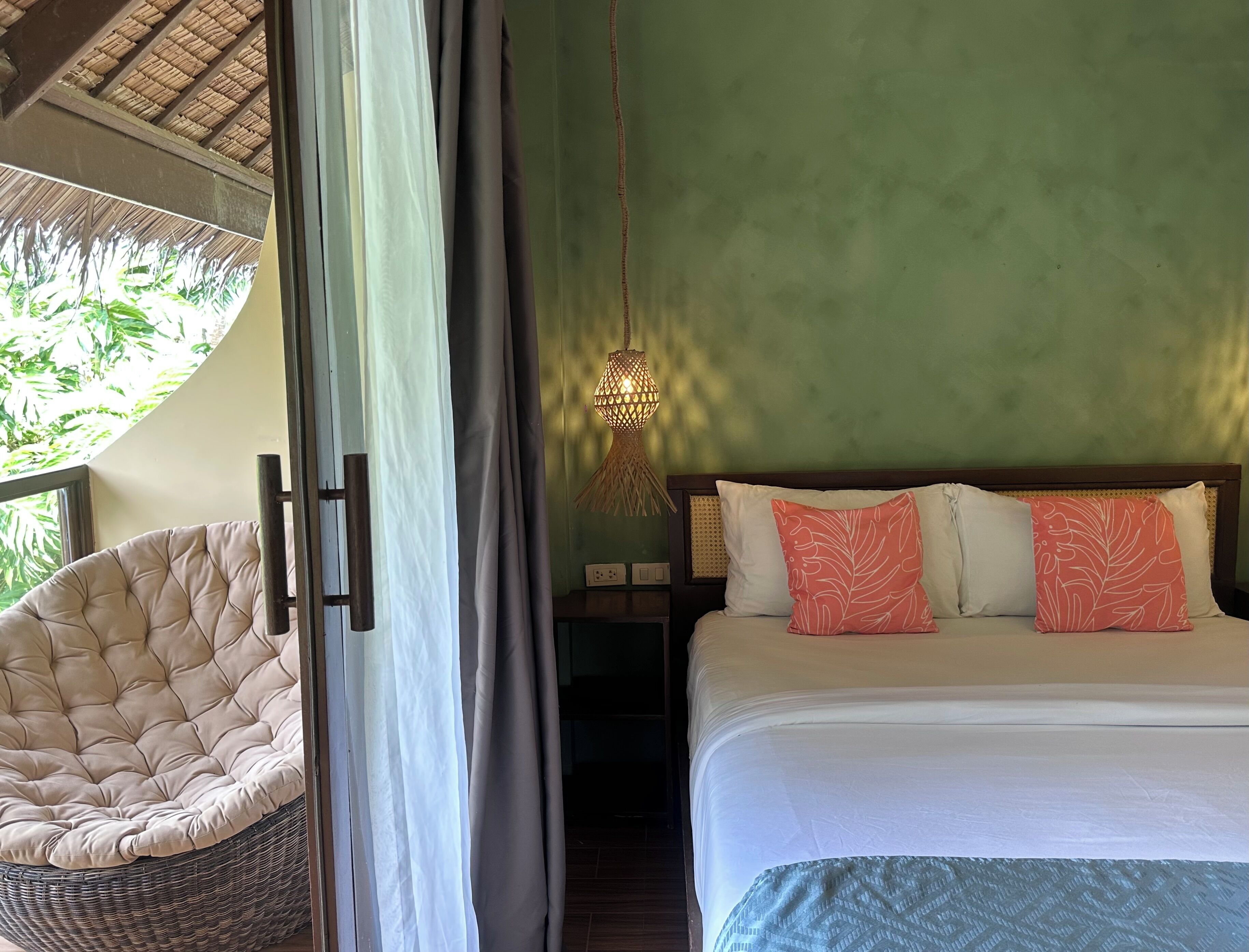 Camera Deluxe, vista piscina | Una scrivania, postazione laptop, tende oscuranti, Wi-Fi gratuito