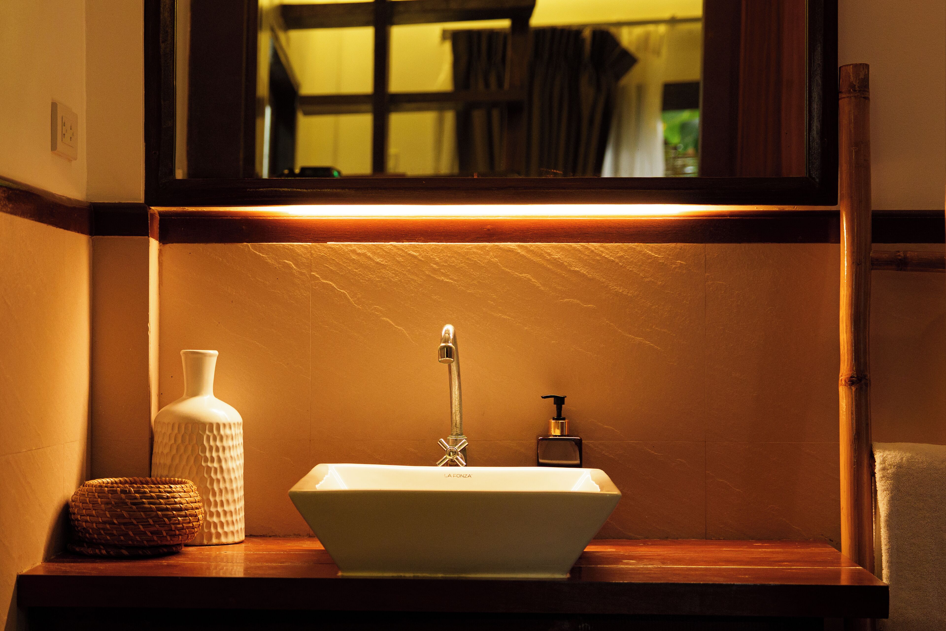 Superior Villa | Bathroom | Shower, towels, soap, shampoo