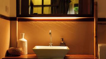 Superior Villa | Bathroom | Shower, towels, soap, shampoo