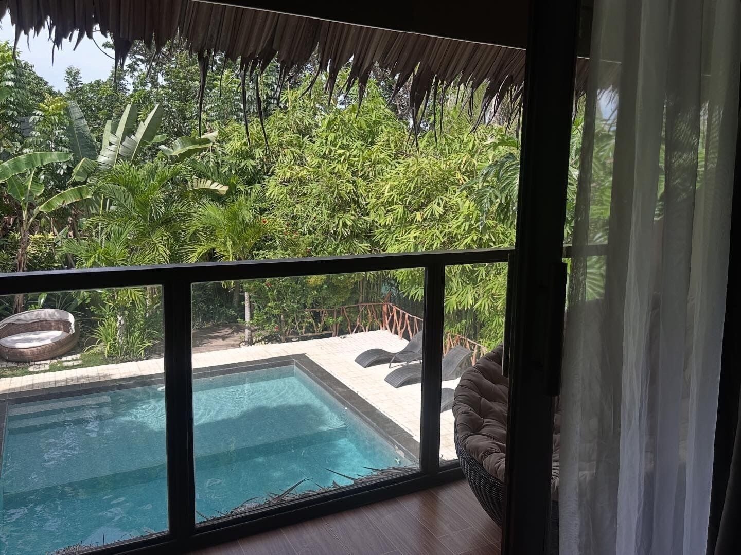 Phòng Deluxe, quang cảnh hồ bơi | Bàn, khu vực làm việc phù hợp cho laptop, màn/rèm cản sáng 