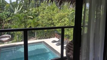 Chambre Deluxe, vue piscine | Bureau, espace de travail pour ordinateur portable, rideaux occultants