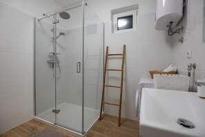 House | Bathroom - Holiday Home Lantina With Pool (Novigrad)