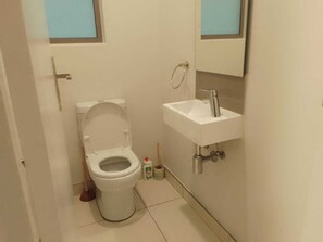 Shower, towels, soap, toilet paper - The Median (Johannesburg)