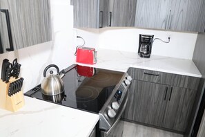 Stovetop, dishwasher, coffee/tea maker, cookware/dishes/utensils - Budget Friendly 1BR Retreat in Pavonia (Jersey City)
