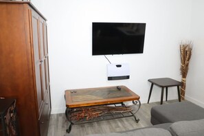 TV - Budget Friendly 1BR Retreat in Pavonia (Jersey City)