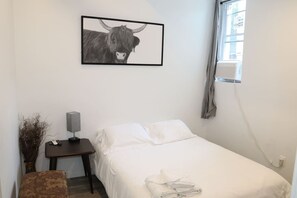 Iron/ironing board, travel cot, WiFi, bed sheets - Budget Friendly 1BR Retreat in Pavonia (Jersey City)