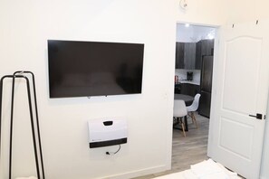 Bügeleisen/Bügelbrett, Reisekinderbett, WLAN, Bettwäsche
