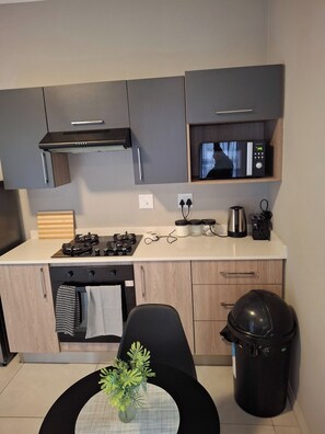 Private kitchen - Oak & Olive Retreat Midrand (Midrand)