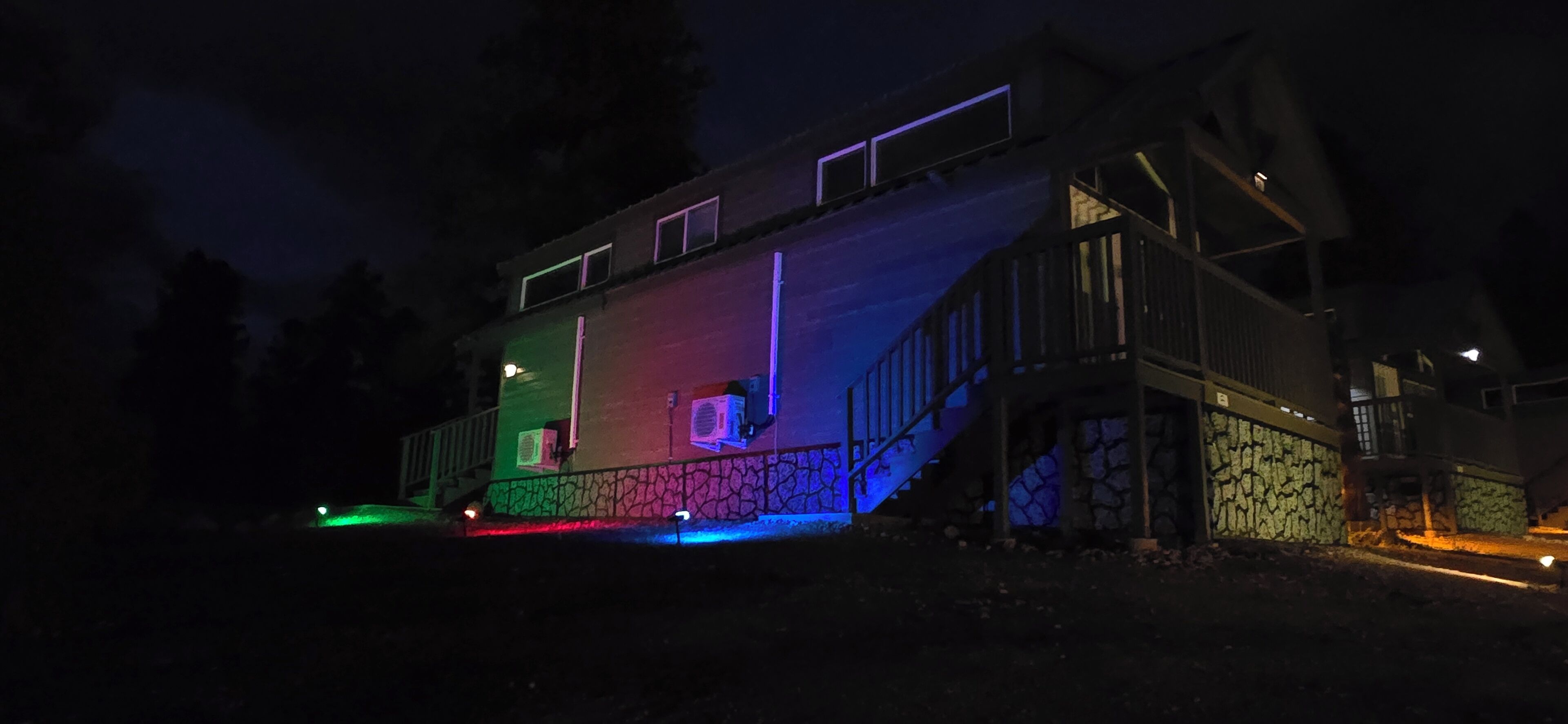 Un bâtiment moderne doté d’un toit plat, de nombreuses fenêtres et d’un escalier menant à un balcon.