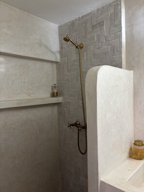 Haartrockner, Handtücher, Seife, Toilettenpapier
