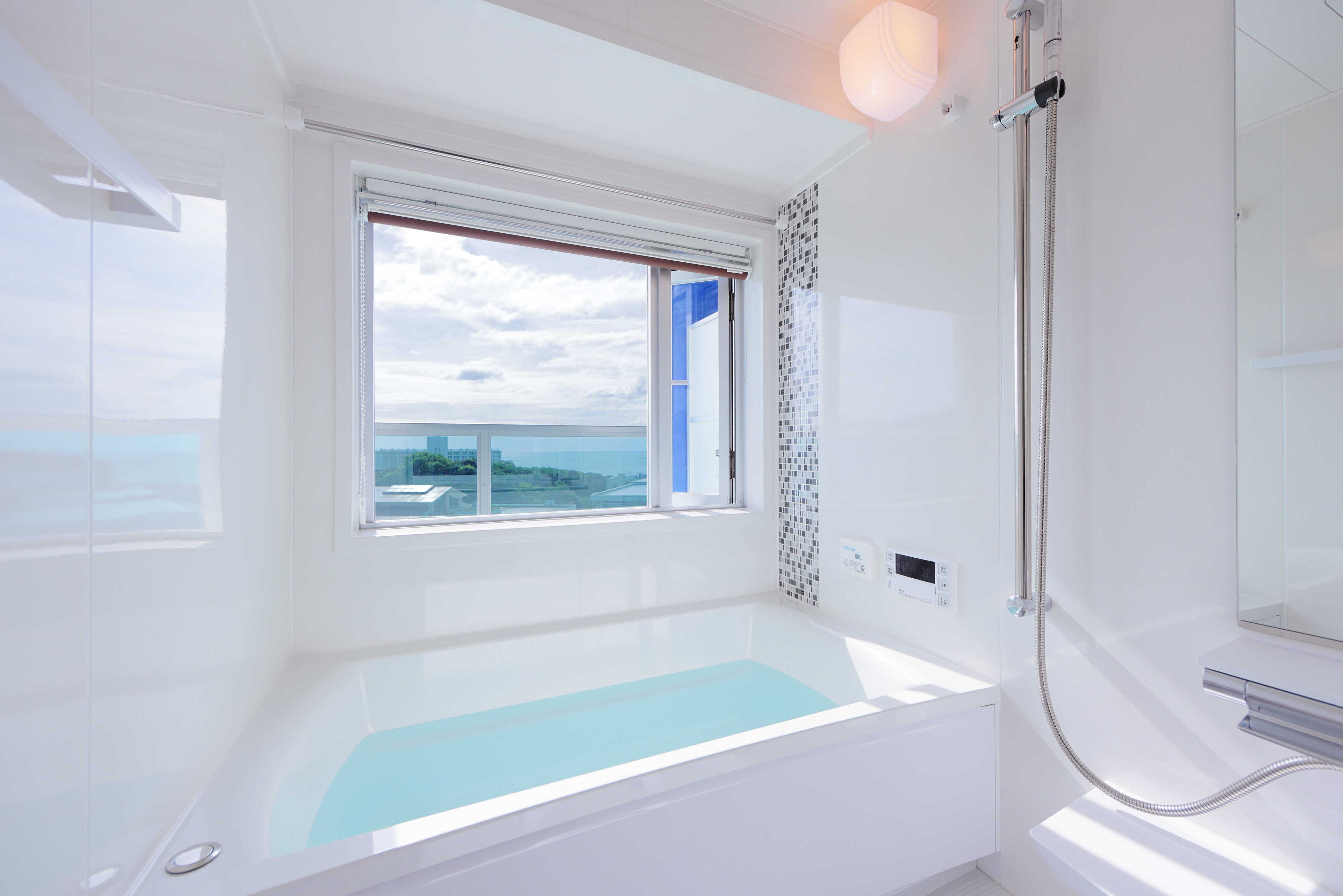 Combined shower/tub, hair dryer, slippers, towels