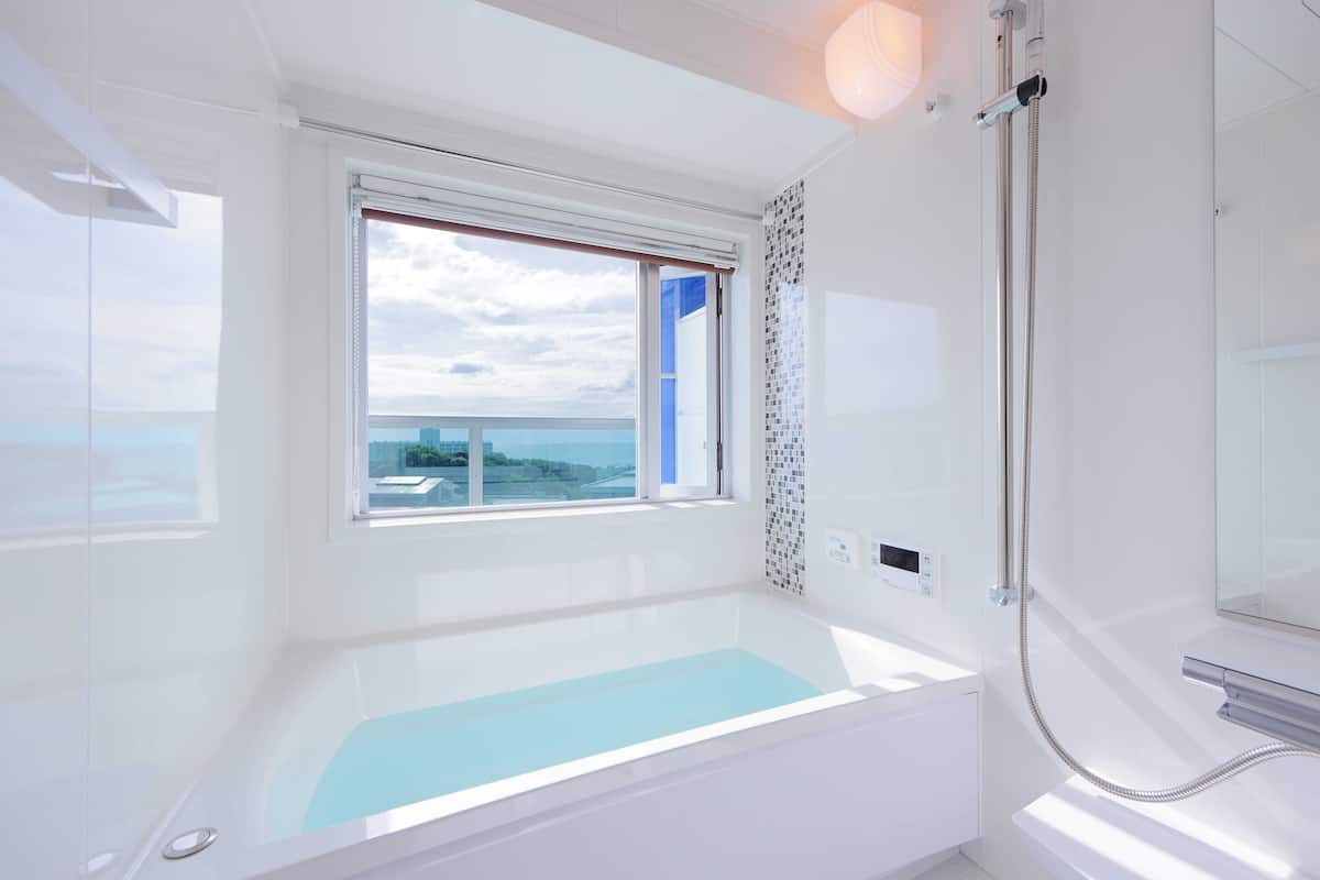 Combined shower/tub, hair dryer, slippers, towels