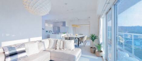 Appartamento Luxury, balcone, vista oceano | Area soggiorno