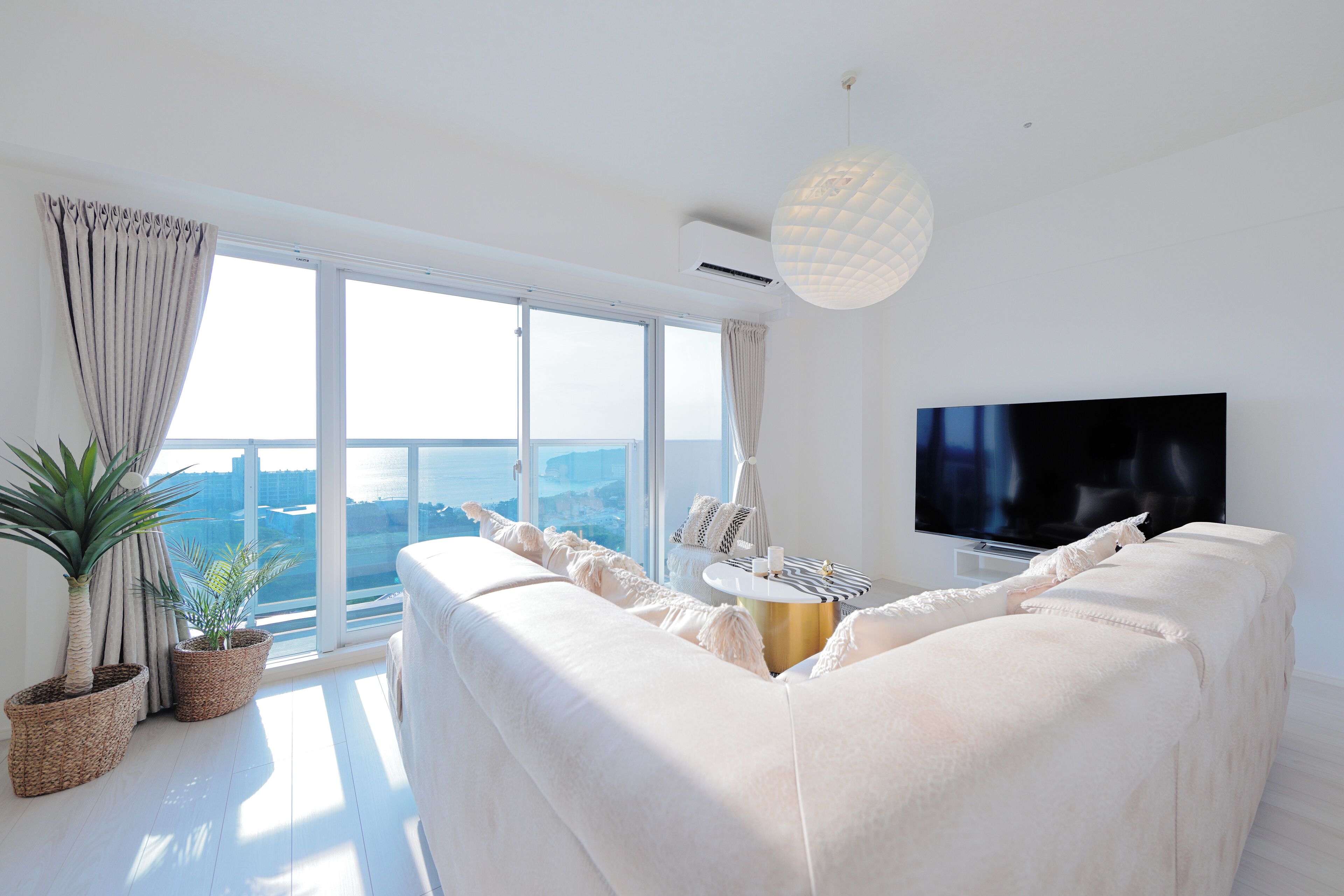 ラグジュアリー コンドミニアム バルコニー オーシャンビュー | リビング エリア