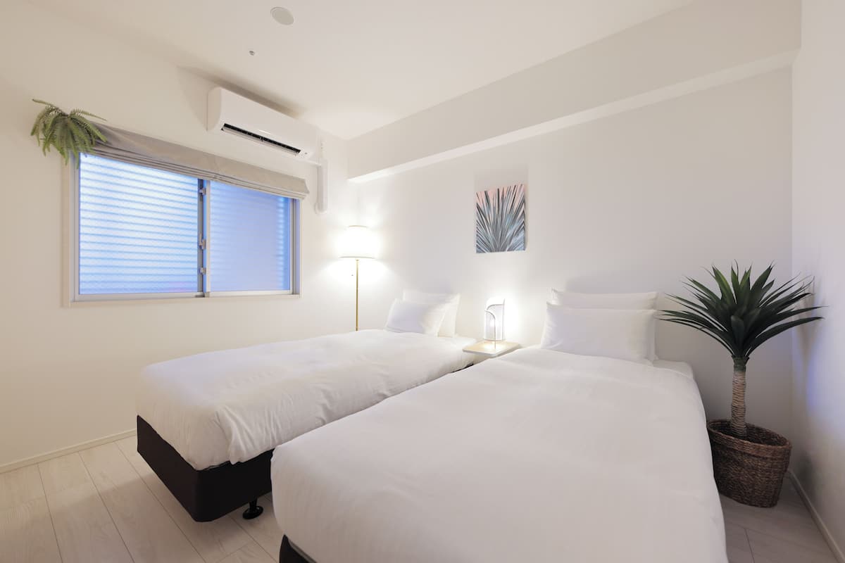 Blackout drapes, soundproofing, free WiFi