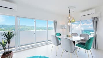 特級公寓客房, 露台, 度假村景 | 用餐區