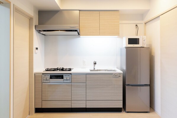 Fridge, microwave, stovetop, cookware/dishes/utensils