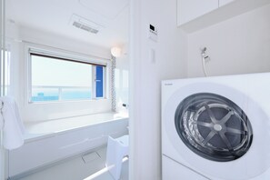 Ensemble douche/baignoire, articles de toilette gratuits, sĂšche-cheveux