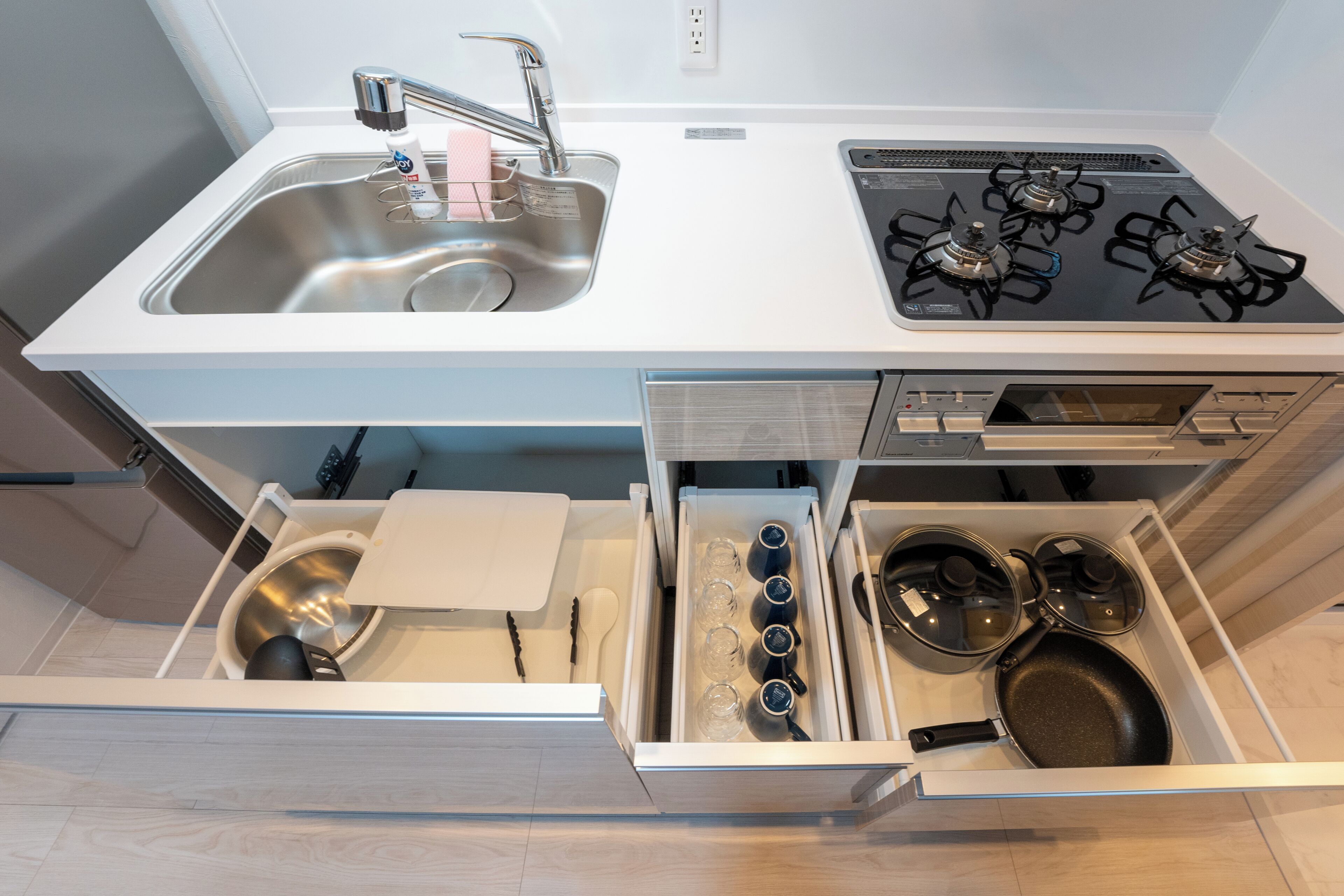 Geladeira, micro-ondas, cooktop, talheres/pratos/utensílios de cozinha