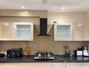 Microwave, oven, stovetop - Fortune Home Service Apartment 3BHK, J-130 Saket (New Delhi)