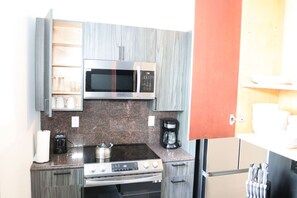 Geladeira, micro-ondas, cooktop, cafeteira/chaleira