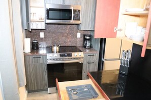 Geladeira, micro-ondas, cooktop, cafeteira/chaleira