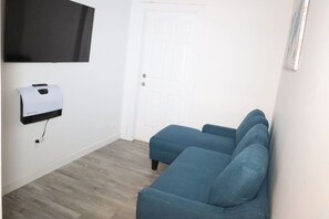 TV - Budget 1BR for 2 Guests in Pavonia (Jersey City)