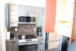 Geladeira, micro-ondas, cooktop, cafeteira/chaleira