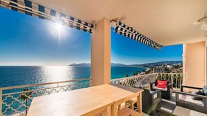 A balcony with a view of the sea and distant mountains. - Magnifique 3 Pieces Vue Mer Cannes (Cannes)