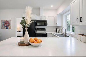 Fridge, microwave, oven, stovetop - @ Marbella Lane – Prime Stay for 2026 World Cup (Renton)