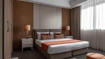 Caja de seguridad en la habitación y tabla de planchar con plancha