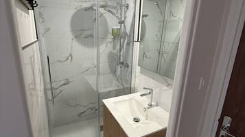 Een douche, een haardroger, handdoeken, zeep