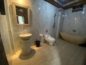 Kamar, 1 kamar tidur, Boleh Merokok, pemandangan kolam renang | Kamar mandi