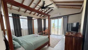 Une chambre à coucher avec un lit, un bureau, une chaise et un téléviseur.