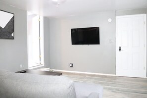 TV - Budget Quiet Full 2BR Apartment (Jersey City)