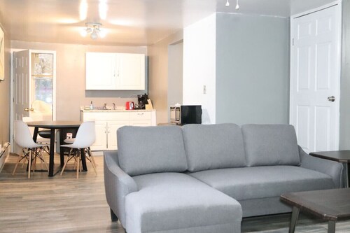Budget Quiet Full 2BR Apartment