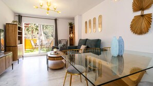 Ein modernes Wohnzimmer mit einem Glastisch, einer Couch und einer Chandelüster.