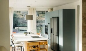 Tủ lạnh, lò vi sóng, lò nướng, máy rửa bát 