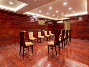 Meeting facility - Super Townhouse NK Vivanta Luxury Rooms (Sriperumbudur)