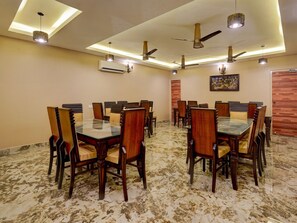 Dining - Super Townhouse NK Vivanta Luxury Rooms (Sriperumbudur)