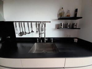 Fridge, microwave, oven, stovetop - Ty mouss' the tiny house with sea view and beach front Plozévet (Plozévet)