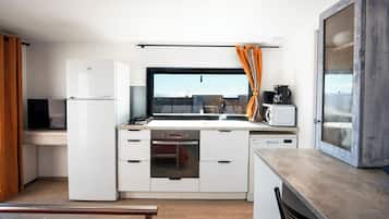 Wasserkocher mit Kaffee-/Teezubehör, Kühlschrank, Mikrowelle, Ofen