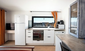 Coffee/tea maker, fridge, microwave, oven