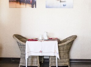 Dining - Ty mouss' the tiny house with sea view and beach front Plozévet (Plozévet)